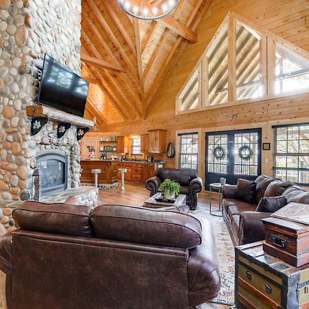 Riverfront Cabin With Hot Tub - 3 Miles To Dollywood Pigeon Forge Bagian luar foto
