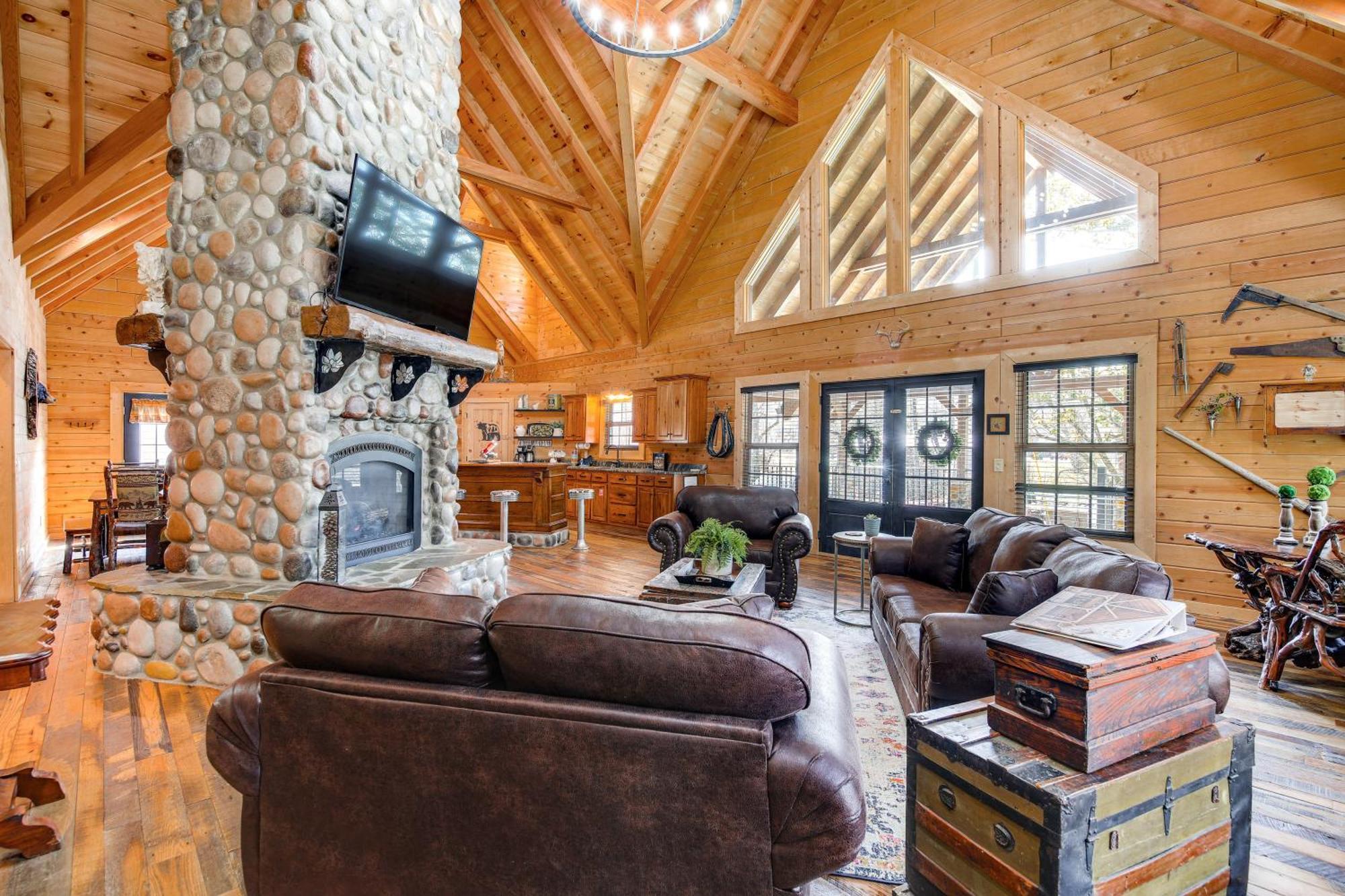 Riverfront Cabin With Hot Tub - 3 Miles To Dollywood Pigeon Forge Bagian luar foto