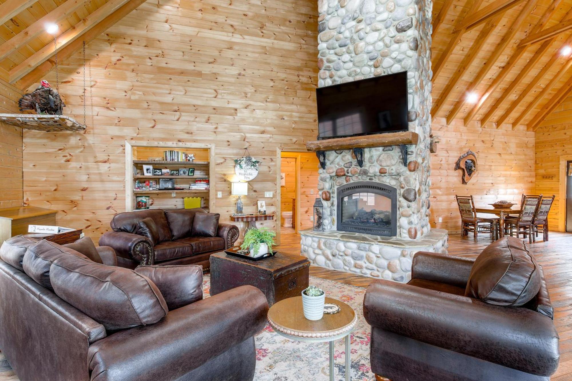 Riverfront Cabin With Hot Tub - 3 Miles To Dollywood Pigeon Forge Bagian luar foto