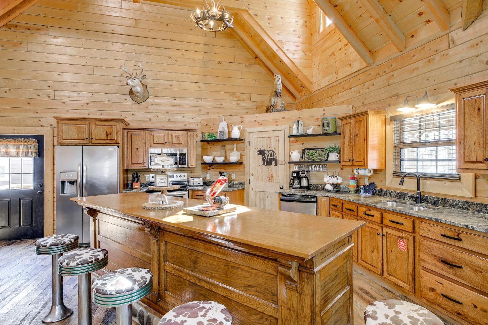 Riverfront Cabin With Hot Tub - 3 Miles To Dollywood Pigeon Forge Bagian luar foto
