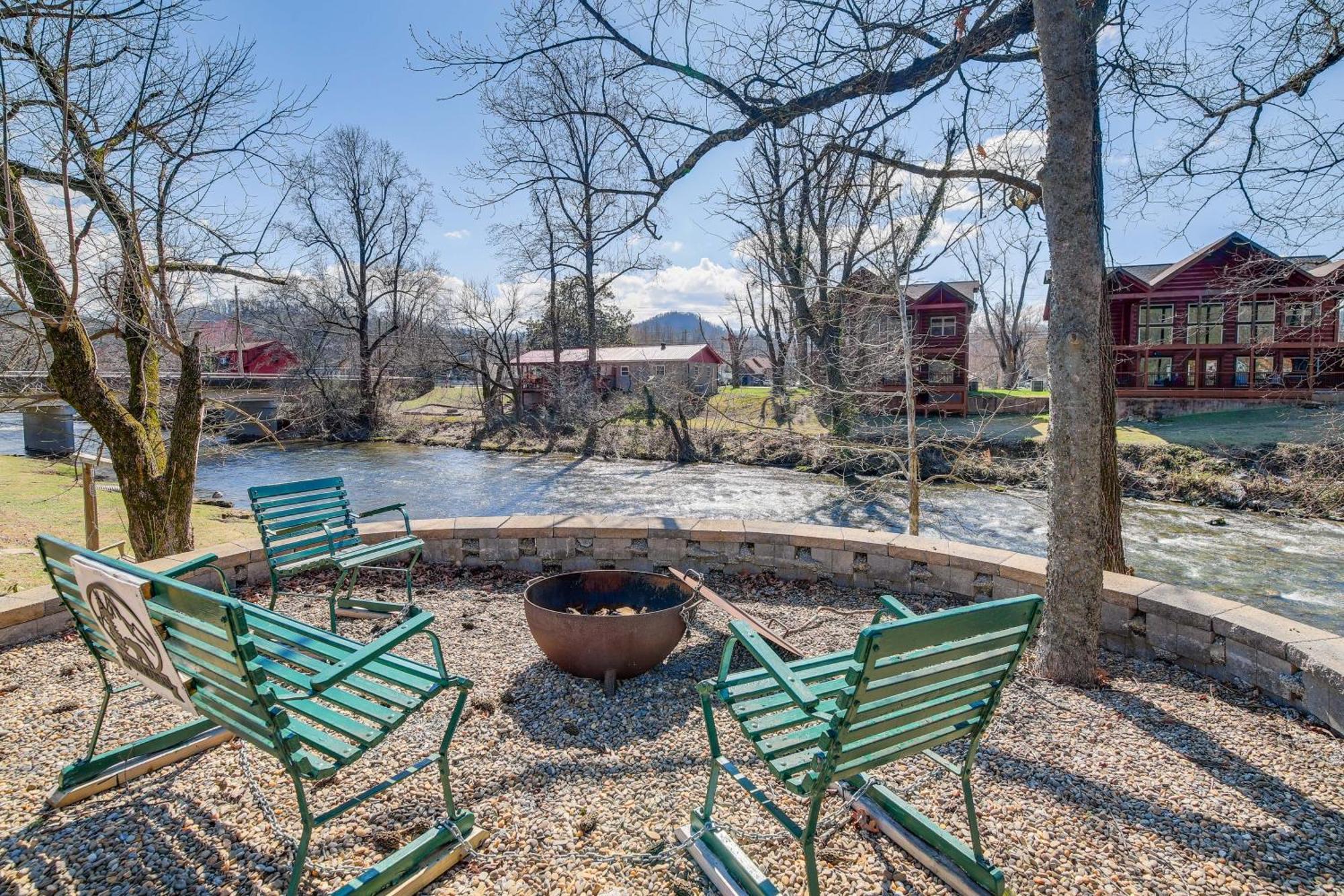 Riverfront Cabin With Hot Tub - 3 Miles To Dollywood Pigeon Forge Bagian luar foto