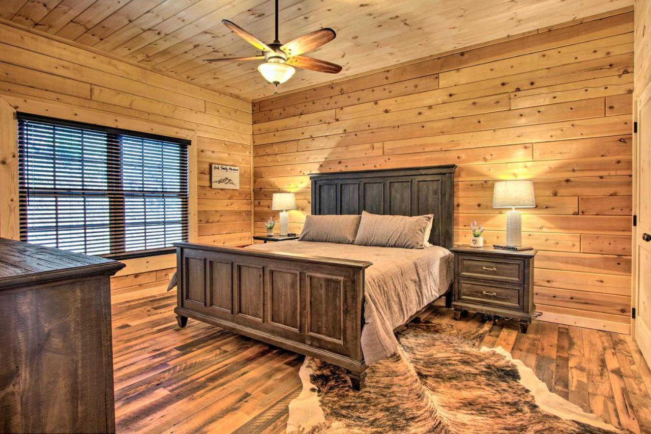 Riverfront Cabin With Hot Tub - 3 Miles To Dollywood Pigeon Forge Bagian luar foto