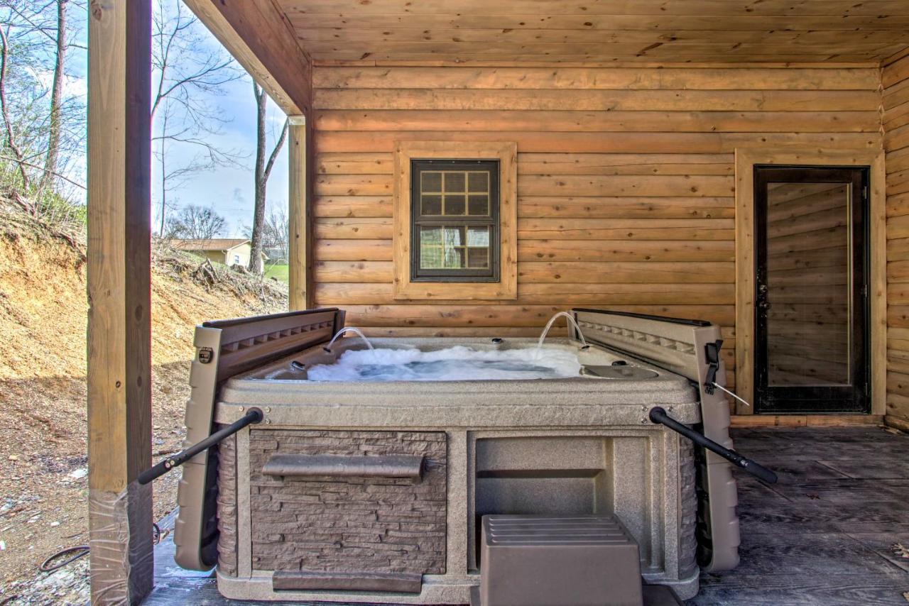 Riverfront Cabin With Hot Tub - 3 Miles To Dollywood Pigeon Forge Bagian luar foto